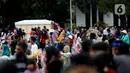 Pengunjung Kota Tua tetap jaga protokol kesehatan dengan memakai masker dan jaga jarak.  (Liputan6.com/Johan Tallo)