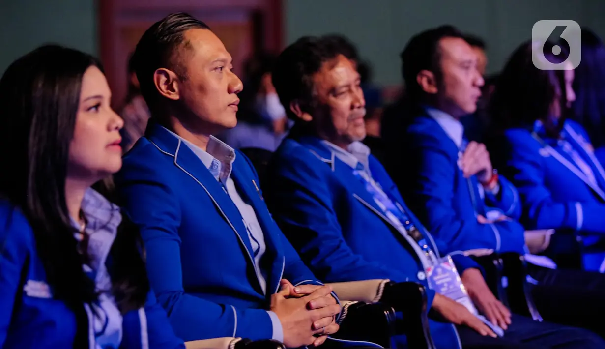 Ketua Umum Partai Demokrat Agus Harimurti Yudhoyono (AHY) didampingi istri Annisa Pohan saat mengikuti Rapat Pimpinan Nasional (Rapimnas) di JCC, Jakarta, Kamis (15/9/2022). Dalam Rapimnas tersebut Partai Demokrat akan membahas terkait rencana koalisi dan calon presiden (Capres) untuk Pemilu 2024. (Liputan6.com/Faizal Fanani)