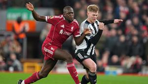 Ibrahima Konate (kiri) berusaha menghentikan laju Lewis Hall di laga Liverpool vs Newcastle di pekan ke-24 Liga Inggris 2025/2026 di Anfield, Minggu (01/02/2026) dini hari WIB. (AP Photo/Jon Super