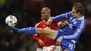 Pemain MU, Ashley Young, berebut bola dengan pemain Ipswich Town, Brett Pitman dalam laga putaran ketiga Piala Liga Inggris di Stadion Old Trafford, Manchester, Inggris, Kamis (24/9/2015) dini hari WIB. (Action Images via Reuters/Ed Sykes)