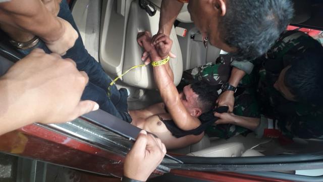 Pelaku penculikan anak, Adrianus Pattian, dibawa di markas Detasemen POM TNI Kendari