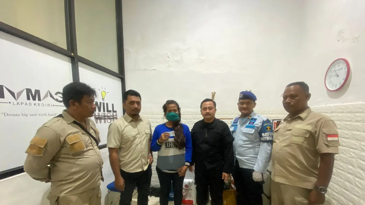 Wanita pelaku penyelundupan narkoba (tengah) di Lapas Kediri diamankan petugas. (Istimewa)
