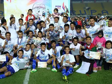 Pesepakbola Jawa Barat melakukan selebrasi juara PON XIX 2016 usai menumbangkan Sulawesi Selatan di laga final di Stadion Si Jalak Harupat, Kab Bandung, Rabu (28/9). Jabar unggul lewat adu penalti 5-4. (Liputan6.com/Helmi Fithriansyah)