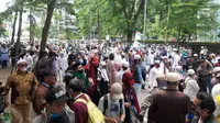 Massa 1812 Menuntut Pemimpin FPI RIzieq Shihab Dibebaskan. (Foto: Yopi Makdori/Liputan6.com).