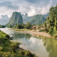 Nam Song dengan latar belakang gunung karst, Vang Vieng, Laos. (Shutterstock)