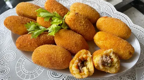 Kroket kentang renyah di luar, lembut di dalam, dengan isian daging yang gurih