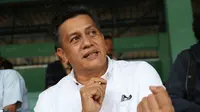 Ketua Asosiasi Asprov PSSI, Gusti Randa bercerita perihal pengunduran dirinya sebagai anggota Exco PSSI di Lapangan Sumantri Brojonegoro, Jakarta, Kamis (21/4/2016). (Bola.com/Nicklas Hanoatubun)