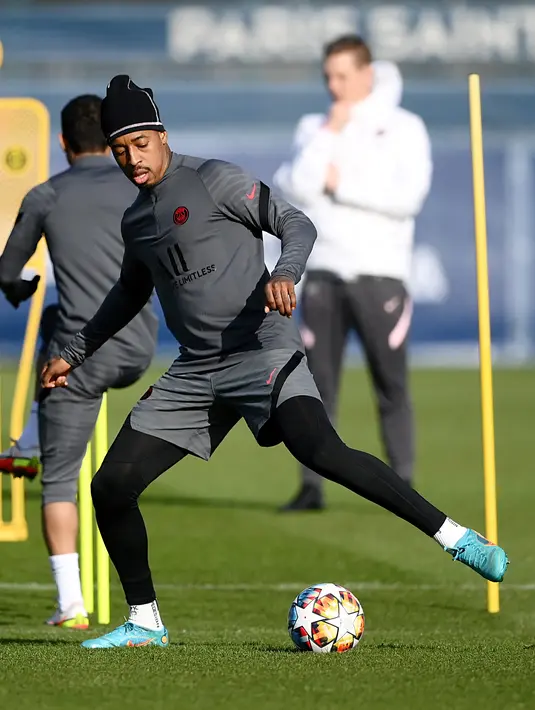 Bek Paris Saint-Germain (PSG) Presnel Kimpembe berlatih selama sesi latihan di tempat latihan klub Camp des Loges di Saint-Germain-en-Laye pada 14 Februari 2022. PSG akan menjamu Real Madrid pada leg pertama babak 16 besar Liga Champions, Rabu 16 Februari 2022. (FRANCK FIFE/AFP)