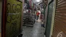 Meski kondisinya memprihatinkan, beberapa pedagang masih menempati Pasar Slipi bagian bawah, Jakarta, Selasa (7/10/2014) (Liputan6.com/Faizal Fanani)