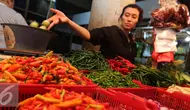 Pedagang merapikan barang dagangannya di Tebet, Jakarta, Senin (3/10). Secara umum, bahan makanan deflasi tapi ada kenaikan cabai merah sehingga peranannya mengalami inflasi. (Liputan6.com/Angga Yuniar)