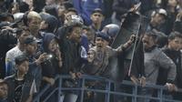 Bobotoh Persib Bandung pada laga lanjutan Liga 1 di Stadion GBLA, Bandung, Rabu, (5/7/2017). Persib menang 2-1 atas PSM. (Bola.com/M Iqbal Ichsan)