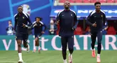 Pemain Prancis #11 Ousmane Dembele, #15 Marcus Thuram, dan #08 Aurelien Tchouameni mengambil bagian dalam sesi latihan MD-1 sehari sebelum pertandingan  Grup D Euro 2024 di Stadion Leipzig, Kamis (20/6/2024). (FRANCK FIFE / AFP)
