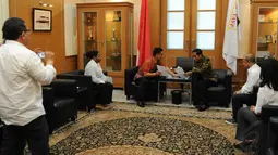 Percakapan itu berlangsung dari ruang kerja Jokowi di Balaikota, Jakarta, Rabu (24/9/14). (Liputan6.com/Herman Zakharia)
