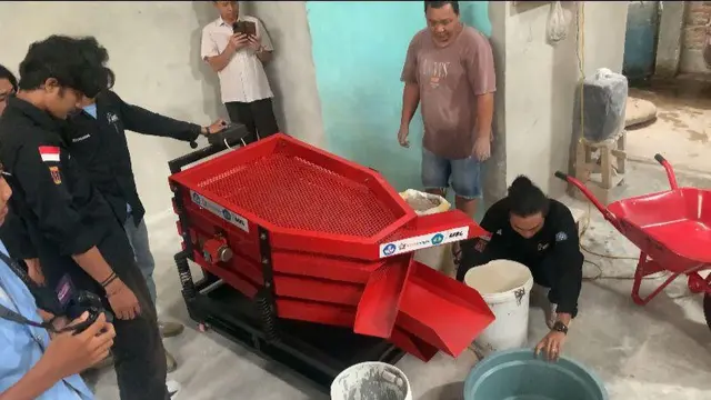 UBL ciptakan mesin sortir yang mampu memilah 75 kilogram damar mata kucing dalam waktu satu jam. Foto : (Istimewa).