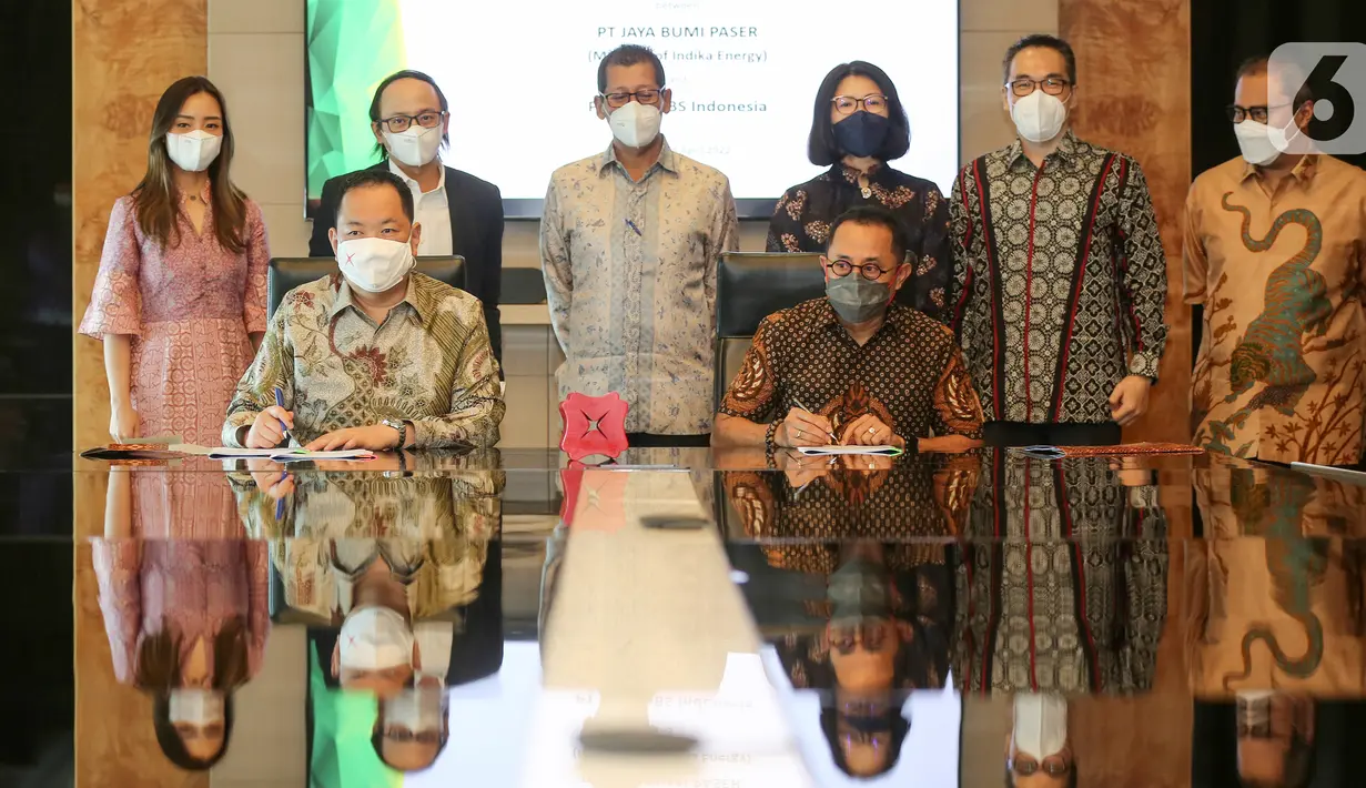 Head of Institutional Banking Group PT Bank DBS Indonesia, Kunardy Lie dan Direktur JBP, Dominicus Wimbuh Wibowo menandatangani nota kesepahaman di Jakarta. Bank DBS Indonesia mendukung upaya Indika Energy dalam melakukan transition financing demi mencapai netral karbon tahun 2050. (Liputan6.com)