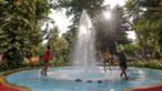 Sejumlah anak-anak sedang bermain air di Taman Bungkul yang terletak di Jalan Raya Darmo, Wonokromo, Surabaya, Selasa (14/11/2023). (Bola.com/Bagaskara Lazuardi)