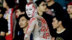 Potret suporter saat memberikan dukungan kepada Timnas Indonesia U-19 yang bertanding melawan Myanmar pada laga Piala AFF U-19 2022 di Stadion Patriot Candrabhaga, Bekasi, Minggu (10/7/2022). (Bola.com/M Iqbal Ichsan)