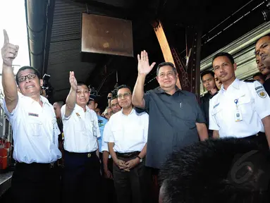 Presiden SBY meninjau langsung kondisi kereta yang akan digunakan para pemudik di Stasiun Senen, Jakarta, Kamis (24/7/14). (Liputan6.com/Faizal Fanani)