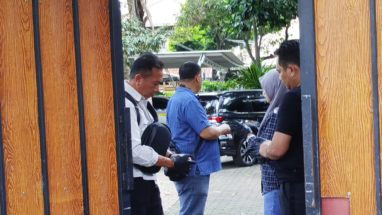 Pihak keluarga Brigadir Ridhal, anggota Polresta Manado yang tewas bunuh diri mendatangi Tempat Kejadian Perkara (TKP) pada Sabtu (27/4/2024).