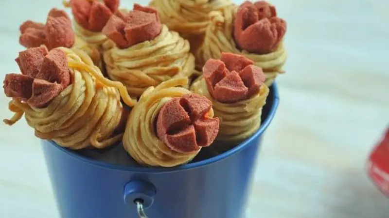 Tampilan sosis lilit mie dengan warna keemasan renyah
