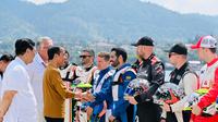 Presiden Joko Widodo atau Jokowi untuk pertama kalinya menonton pertandingan balap F1 Powerboat (F1H2O) World Championship Tahun 2023 di Danau Toba Sumatera Utara, Minggu (26/2/2023). (Liputan6.com/Lizsa Egeham)