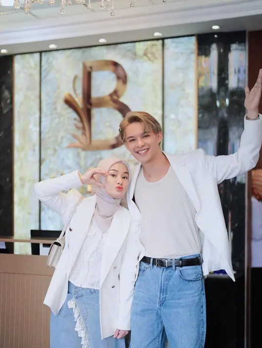 OOTD serba putih dari pasutri Rey Mbayang dan Dinda Hauw. Rey tampil dengan kaus berwarna putih gading ditumpuknya dengan blazer putih dan dipadu padankan dengan celana jeans. Sedangkan Dinda tampil dengan inner cantik berwarna putih yang ditumpuknya juga dengan blazer putih dan dipadunya mengenakan denim skirt. [Foto: Instagram/dindahw]