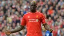 Liverpool mendatangkan Mario Balotelli usai tampil ganas bersama AC Milan. Pemain asal Italia tersebut dibeli dengan harga 20 juta euro pada tahun 2014 untuk menggantikan peran Luis Suarez yang hengkang ke Barcelona. Sayangnya, performa Balotelli menurun drastis dan hanya menyumbang empat gol. Sempat dipulangkan kembali ke AC Milan dengan status pinjaman, ia akhirnya dilepas dengan status bebas transfer menuju OGC Nice pada 2016. (AFP/Paul Ellis)