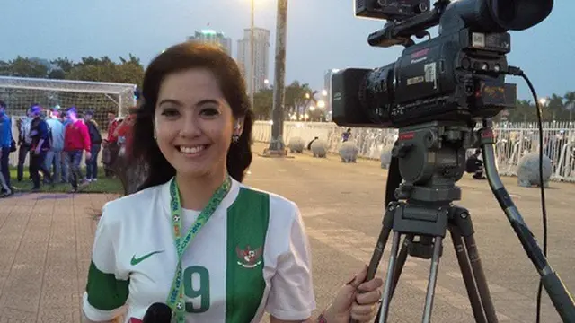 Tampilan Feminim Presenter Putri Violla