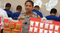 Kapolres Sukabumi AKBP Tony Prasetyo menunjukan barang bukti narkotika jenis sabu (Liputan.com/Fira Syahrin).