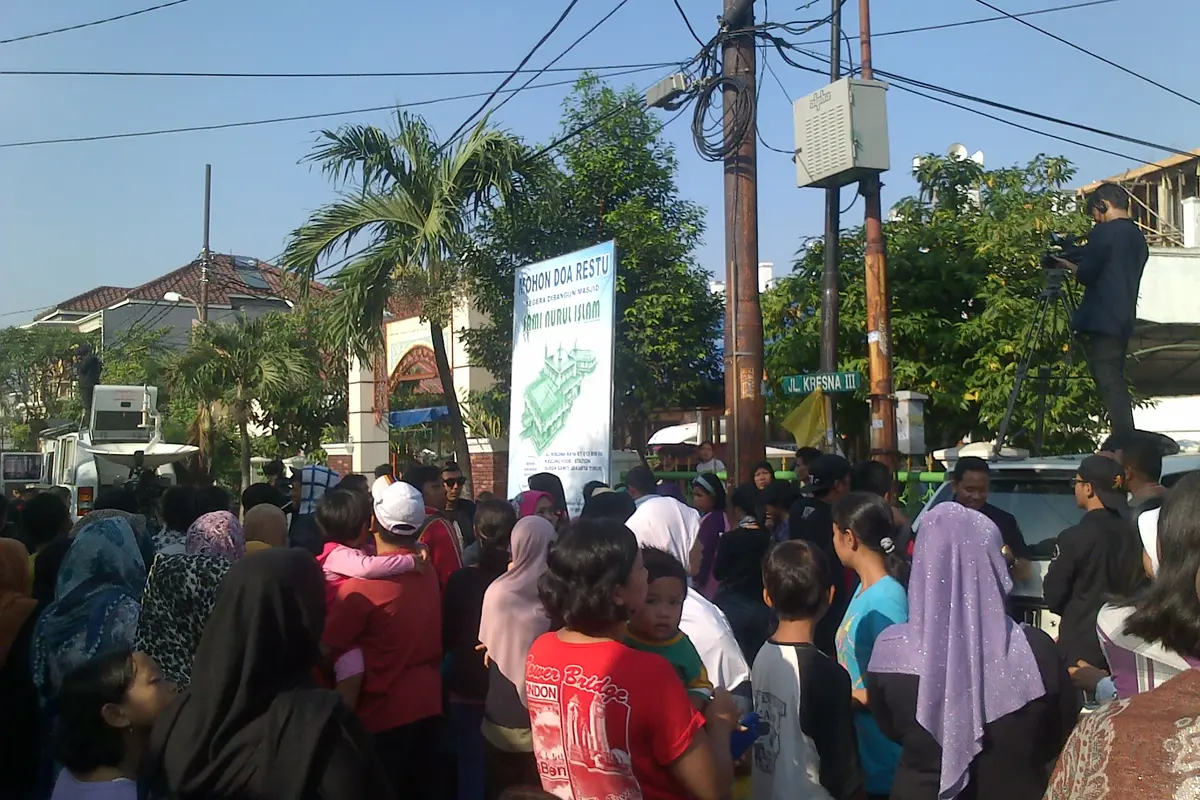 [Bintang] Warga Sambut Jenazah Olga Syahputra