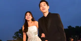Song Joong Ki dan Song Hye Kyo merupakan pasangan yang sangat disukai oleh publik. Bahkan banyak pihak yang berharap agar pasangan yang dijuluki Song Song Couple ini didoakan punya anak. (JUNG YEON-JE/AFP)
