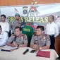 Kapolresta Padang, Kombes Pol Yulmar Try Himawan, saat merilis kasus pedofilia yang menimpa gadis kecil hingga mengalami kanker rektum stadium 4. (Liputan6.com/ Novia Harlina)