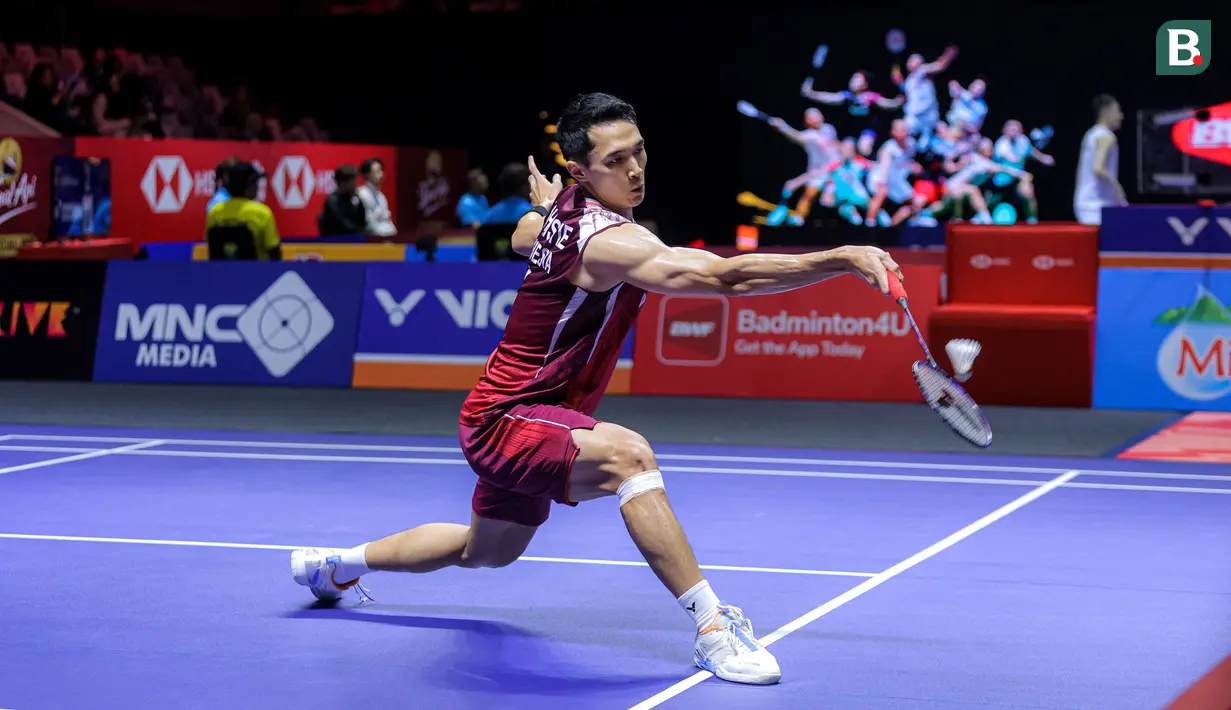 <p>Pebulu tangkis tunggal putra Indonesia, Jonatan Christie berusaha mengembalikan kok ke arah wakil Singapura, Jia Heng Jason Teh dalam laga 32 besar Indonesia Open 2025 di Istora Senayan, Jakarta, Selasa (03/06/2025). (Bola.com/Bagaskara Lazuardi)</p>