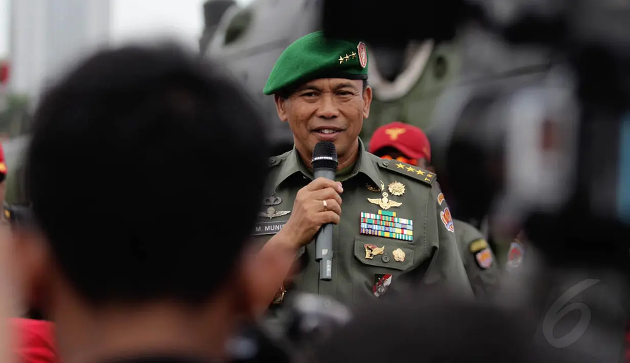 Wakil KSAD Letjen TNI M Munir saat pembukaan pameran alutsista di kawasan Monas, Jakarta, Jumat (12/12/2014). (Liputan6.com/Faizal Fanani)
