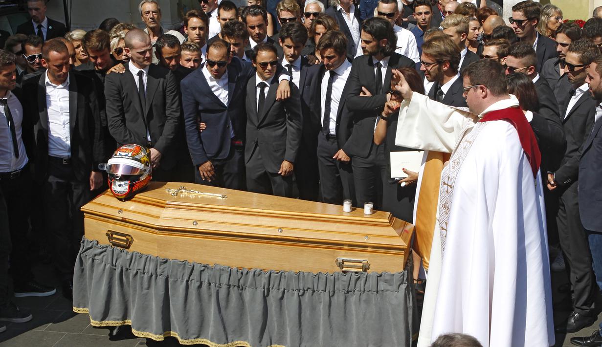 Suasana upacara kematian pebalap Marussia, Jules Bianchi, yang berlangsung di Katedral Sainte Reparate, Nice, Prancis. Selasa (21/7/2015). (AP Photo/Lionel Cionneau)