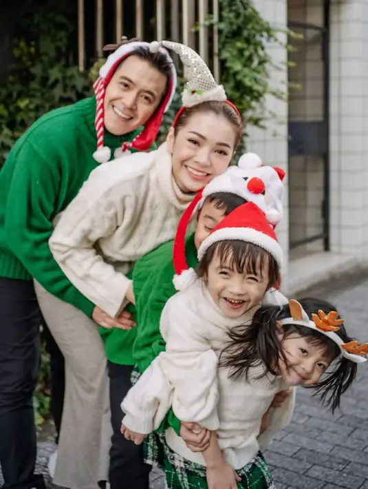 Punya ketiga buah hati yang lucu dan selalu tampil kompak. Kebahagiaan momen Natal pun semakin terasa. Bergaya dengan busana dan style khas Natal, anak-anak Maya Septha ini pun terlihat semakin lucu saat mengekan bando hingga haiasan kepala seperti Santa. (Liputan6.com/IG/@mayaseptha7)