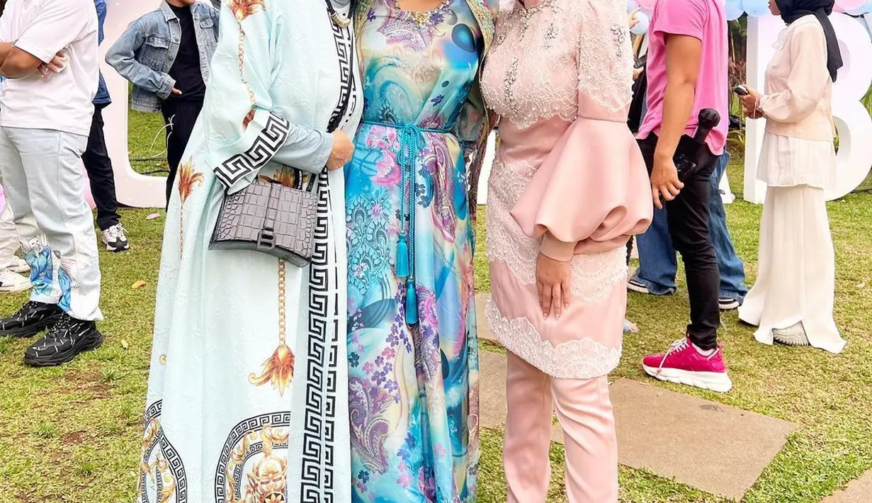 Tiga nenek baby Ameena tampak begitu bahagia akhirnya bisa kumpul bersama. Momen tersebut dibagikan Ashanty dan juga ibunda Atta Halilintar. [Instagram/genifaruk]