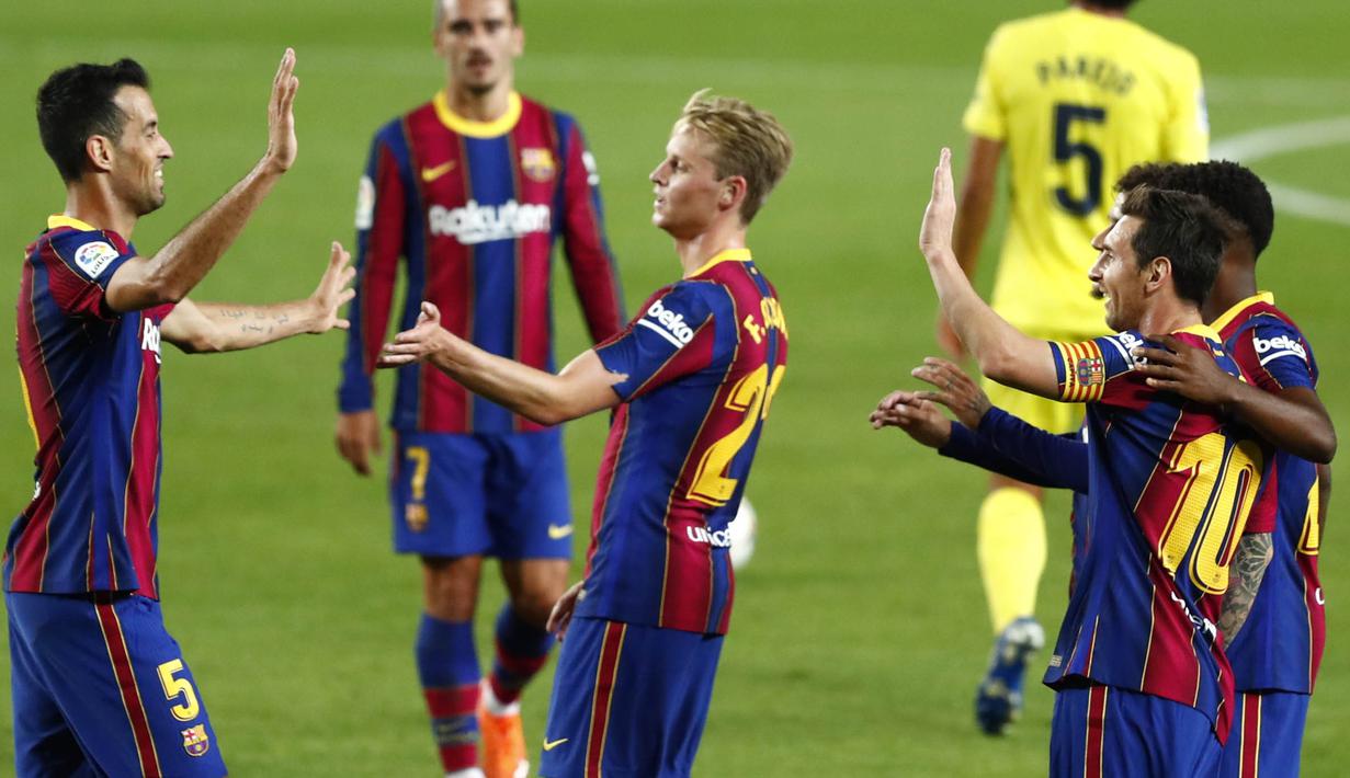 Pemain Barcelona merayakan kemenangan atas Villareal pada laga Liga Spanyol di Stadion Camp Nou, Senin (28/9/2020). Barcelona menang dengan skor 4-0. (AP Photo/Joan Monfort)