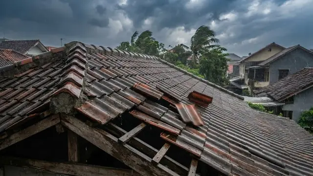Tanda Genteng Rumah Bergeser Setelah Hujan dan Angin Kencang