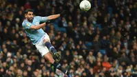 Gelandang Manchester City, Riyad Mahrez menendang bola saat melawan Burton Albion pada laga leg pertama semifinal Piala Liga Inggris di Stadion Etihad, Kamis (10/1). Manchester City menang telak atas Burton Albion dengan skor 9-0. (Paul ELLIS/AFP)