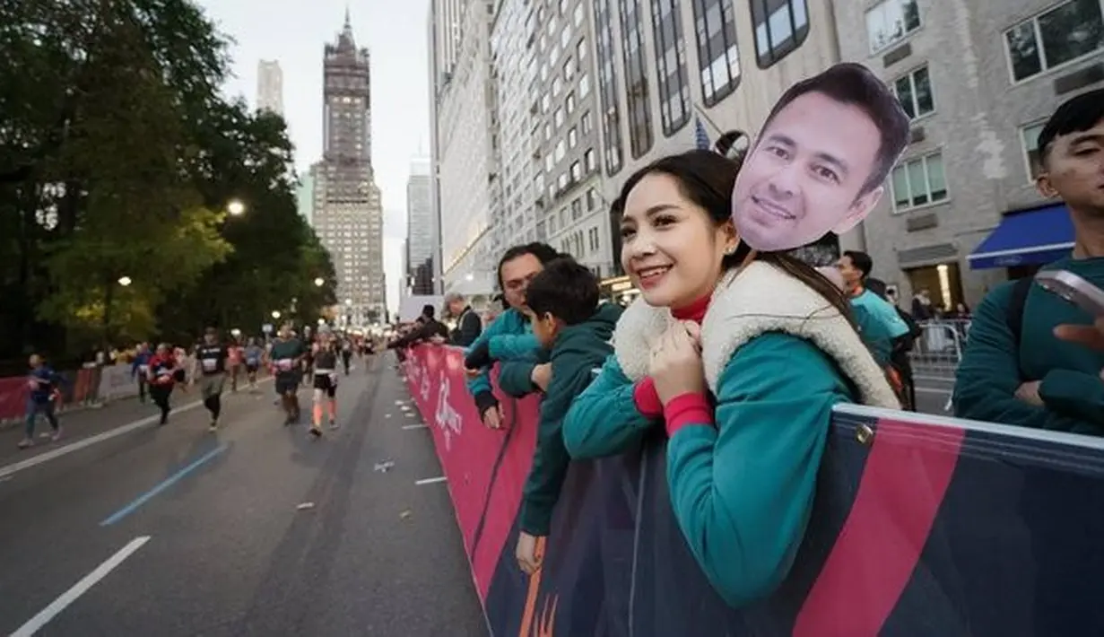 <p>Sejak sore, Nagita Slavina sudah menunggu di luar track marathon. Ia terlihat membawa hand banner yang berbentuk wajah Raffi Ahmad. [Foto: instagram.com/raffinagita1717]</p>