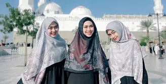 Gaya Busana Syari Ria Ricis saat Umrah Bersama Kedua Kakak Perempuan. [@okisetianadewi]