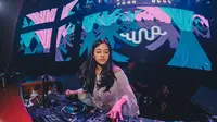 DJ Una di atas panggung (Sumber: Instagram/putriuna)