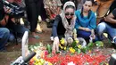Nikita Mirzani saat menabur bunga di makam Olga Syahputra di TPU Malaka seusai bebas dari Rutan Pondok Bambu pagi tadi, Jakarta, Senin (30/3/2015). (Liputan6.com/Panji Diksana)