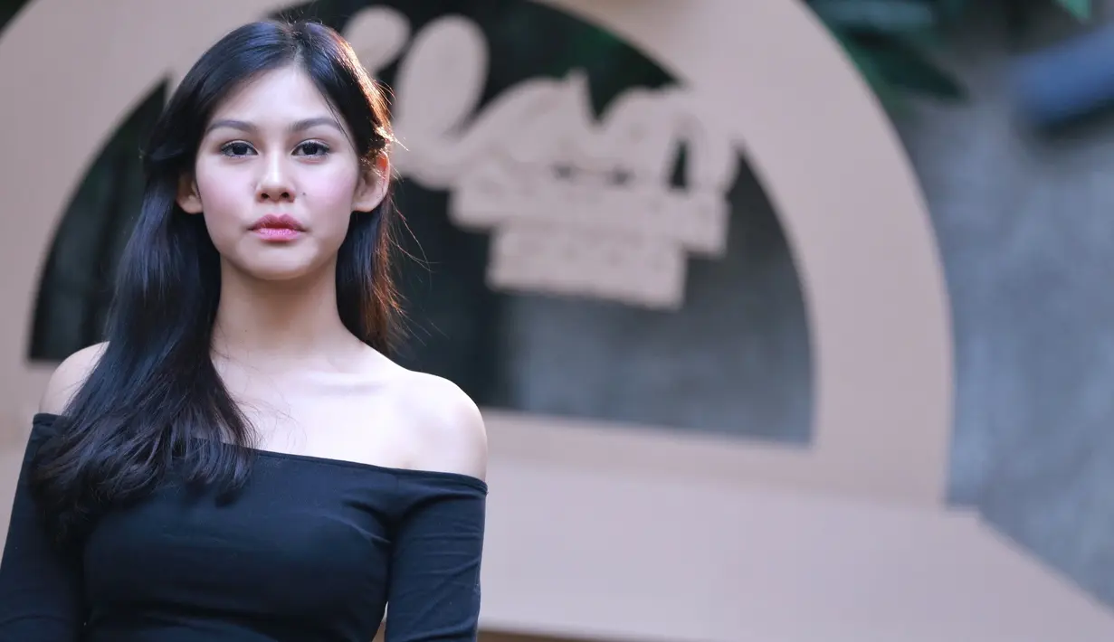 Sebagai pendatang baru, ia mengaku sempat kaget saat mendapat lawan main dengan anggota boyband Coboy Junior tersebut. Ia mengetahui dipasangkan dengan Iqbaal saat mengikuti reading. (Adrian Putra/Bintang.com)