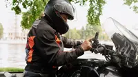 Cara Mencuci Helm Kesayangan yang Cowok Perlu Pahami
