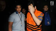 Pemilik PT Binivan Konstruksi Abadi, Effendy Syahputra memakai rompi tahanan seusai menjalani pemeriksaan di Gedung KPK, Jakarta, Kamis (19/7). Effendy terkena operasi tangkap tangan bersama Bupati Labuhanbatu, Pangonal Harahap. (Merdeka.com/Dwi Narwoko)