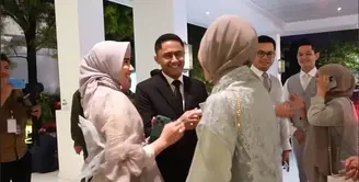 Aktor sekaligus Wakil Bupati Bandung Sahrul Gunawan resmi menikah dengan Dine Mutiara Aziz. Dihari pernikahan keduanya, Sahrul menjadikan teman-teman selebriti menjadi menjadi bridesmaid dan groomsmen. [Youtube/The Bramantyo]