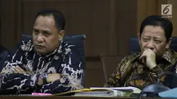 Bupati Kepulauan Sula 2004-2010, Ahmad Hidayat Mus (kanan) dan Ketua DPRD Kepulauan Sula 2009-2014, Zainal Mus saat sidang lanjutan dugaan korupsi pengadaan lahan Bandara Bobong, di Pengadilan Tipikor, Jakarta, (20/12). (Liputan6.com/Helmi Fithriansyah)