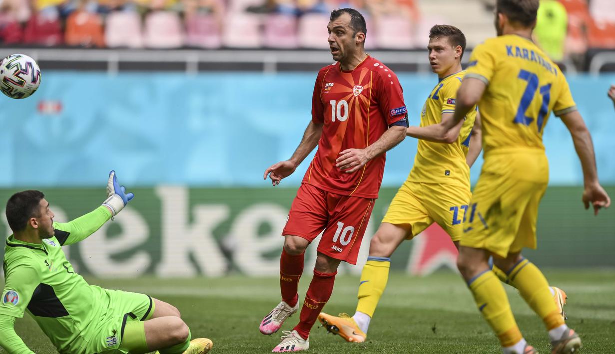 Makedonia Utara sempat menjebol gawang Ukraina yang dikawal Heorhiy Bushchan pada menit ke-39 melalui Goran Pandev. Namun, gol itu dianulir karena Pandev lebih dulu terperangkap offiside. (Foto: AP//Pool/Justin Setterfield)
